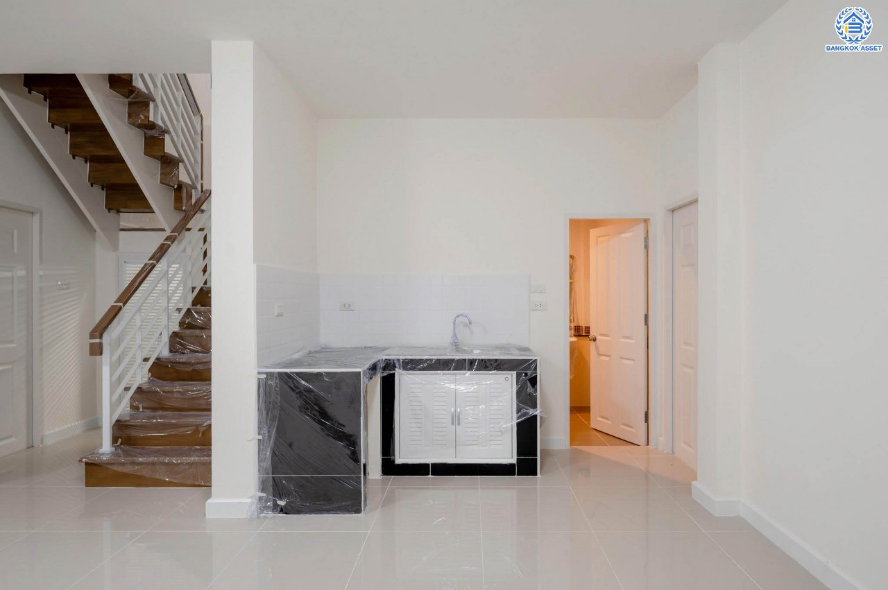 บ้านมือสองตกแต่งใหม่ โครงการ แลนซิโอ วงแหวน-ปิ่นเกล้า เนื้อที่ 37.3 ตร.ว. พื้นที่ใช้สอย 109.33 ตร.ม. พร้อมฟังก์ชัน 3 ห้องนอน 2 ห้องน้ำ จอดรถได้ 1 คัน บนทำเลเดินทางสะดวก ใกล้ถนนกาญจนาภิเษก เข้า-ออกได้หลายเส้นทาง ใกล้จุดขึ้นทางด่วน "ศรีรัช" และรถไฟฟ้าสายสีม่วง "สถานีสามแยกบางใหญ่"